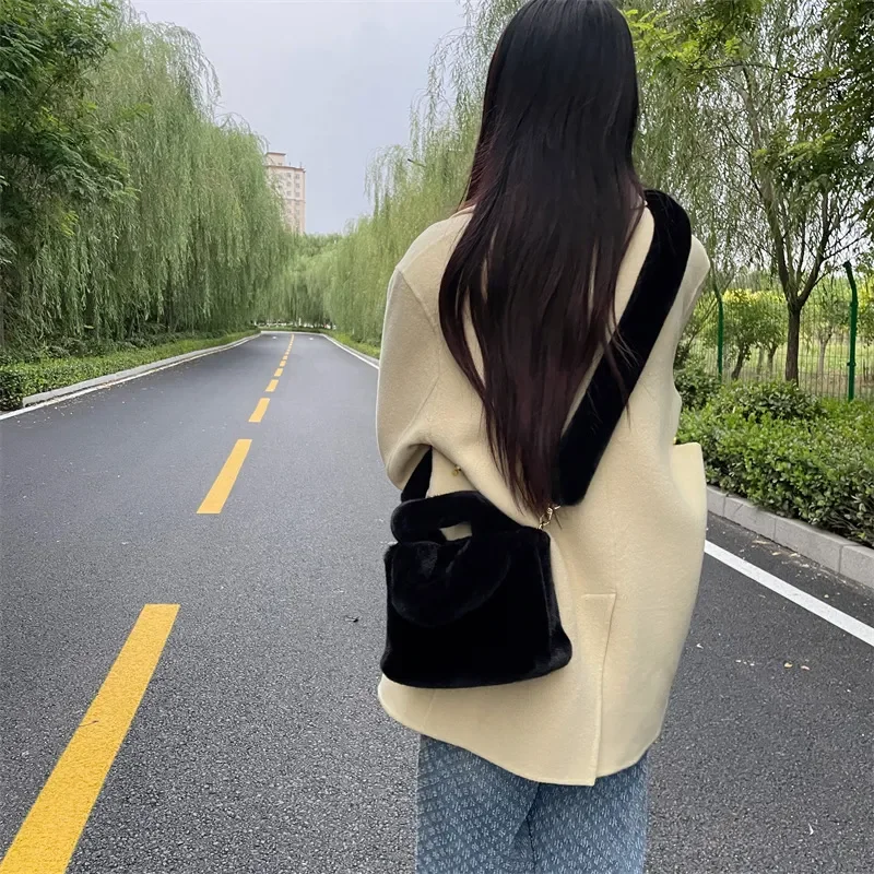 Winter Fluffy Plush Tote Women Handbag Designer Warm Soft Shoulder Crossbody Bags For Women 2023 Casual Mini Faux Fur Bag Clutch