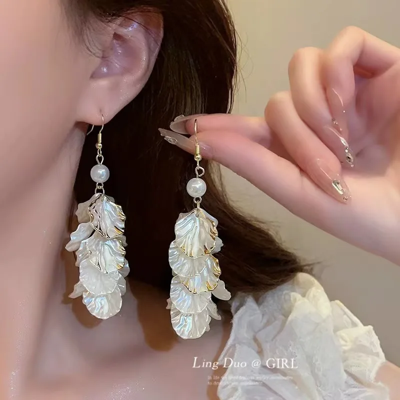 

French Gentle Pearl Shell Piece Tassel Earrings For Women Exquisite Petals Pendant Earrings Casual Banquet Party Jewelry Gifts