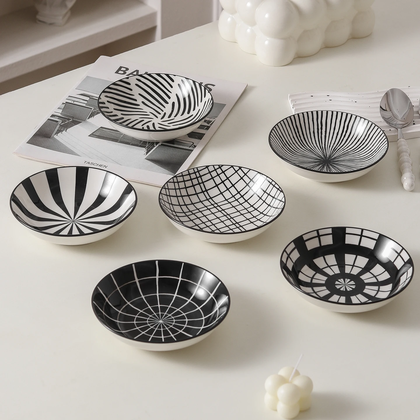 6-Pack Hepburn Style Ceramic Dipping Dishes，5.6 Inch，Under Glaze Black & White Appetizer Plates for Snacks，Sushi & Condiments