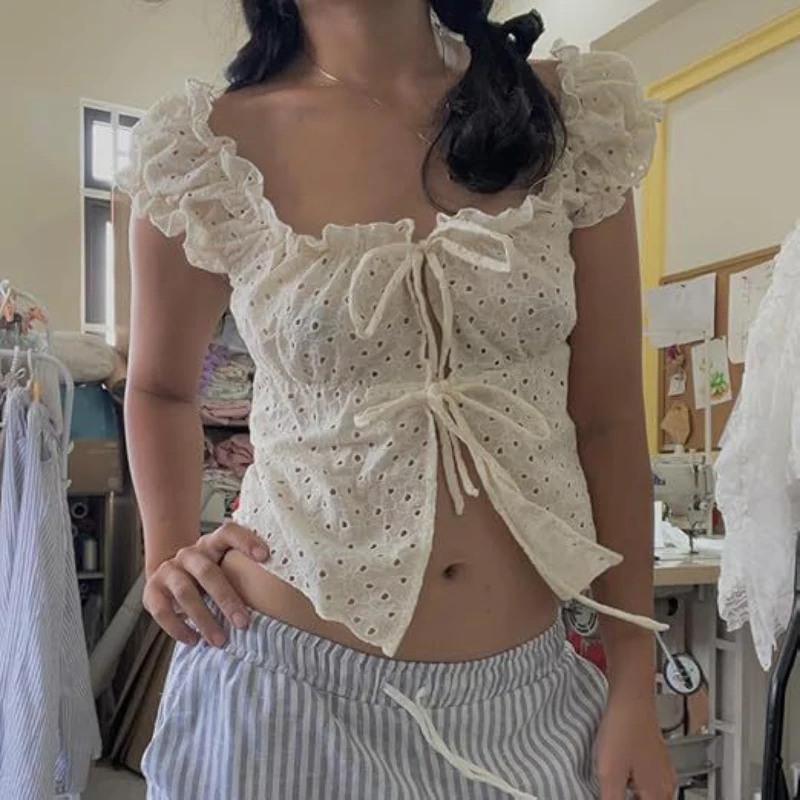 

Женский укороченный топ в американском стиле с белыми оборками, шнуровкой и ажурными вырезами, весна-лето 2026, приталенный, повседневный