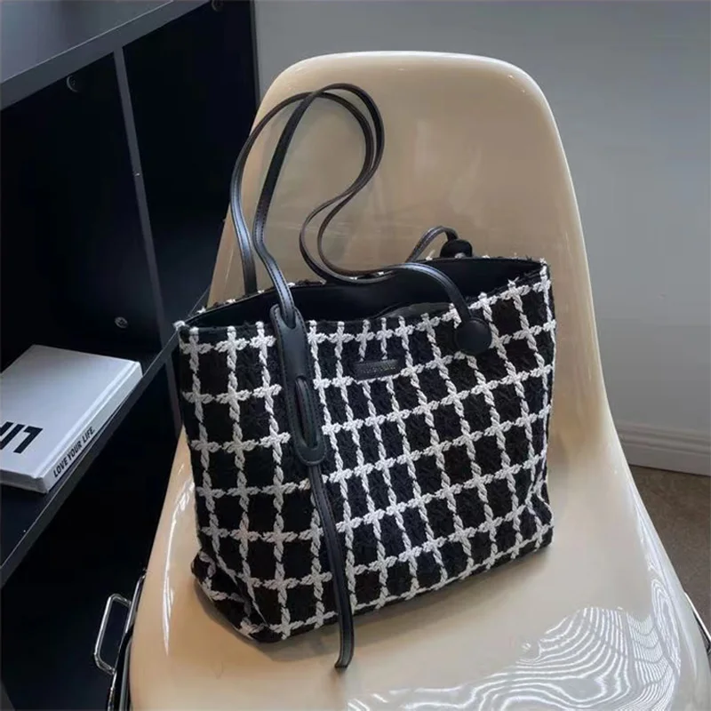 Woman Tote Bag Shoulder Handbag Striped Lattice Large Capacity Simple and Graceful Color Contrast  Woolen fabric Jocker Bag