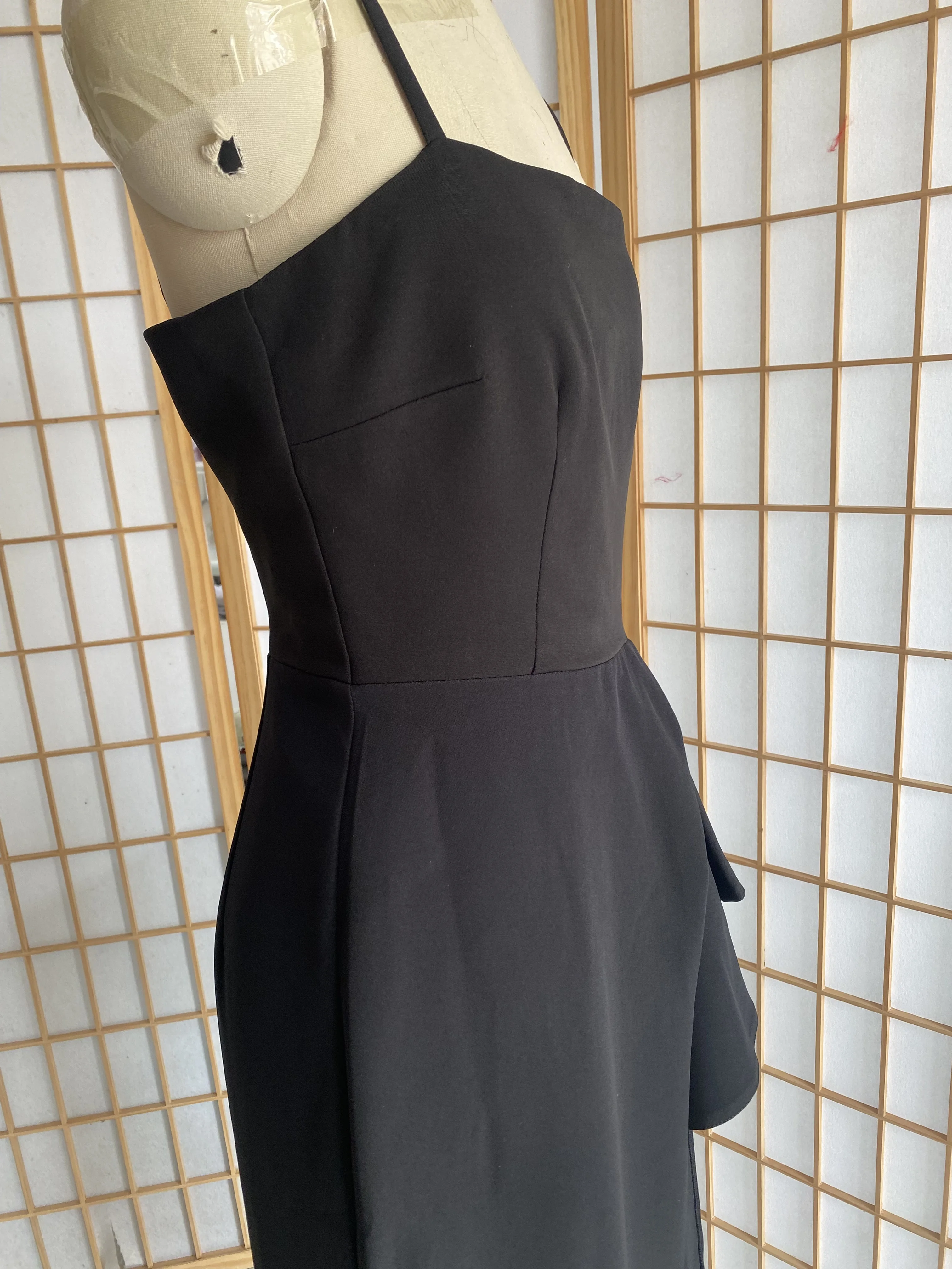 Robe noire élégante à volants pour femmes, style Hepburn, mince, sexy, fronde, nouveau, printemps, 2023