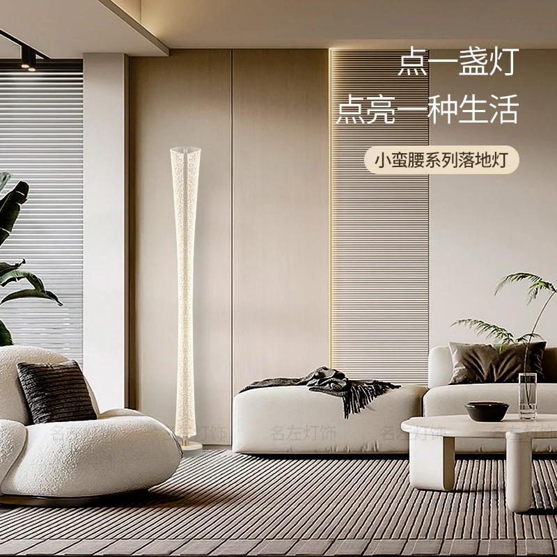 Lampa podłogowa z efektem gwiaździstego nieba, wysokiej klasy lampa dekoracyjna tworząca atmosferę przy sofie w salonie.