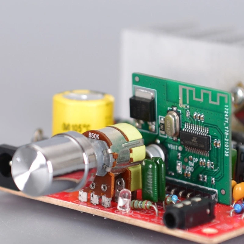 وحدة صوت لمكبرات الصوت المتوافقة مع البلوتوث 2 × 33 وات، رقاقة طاقة HA13135