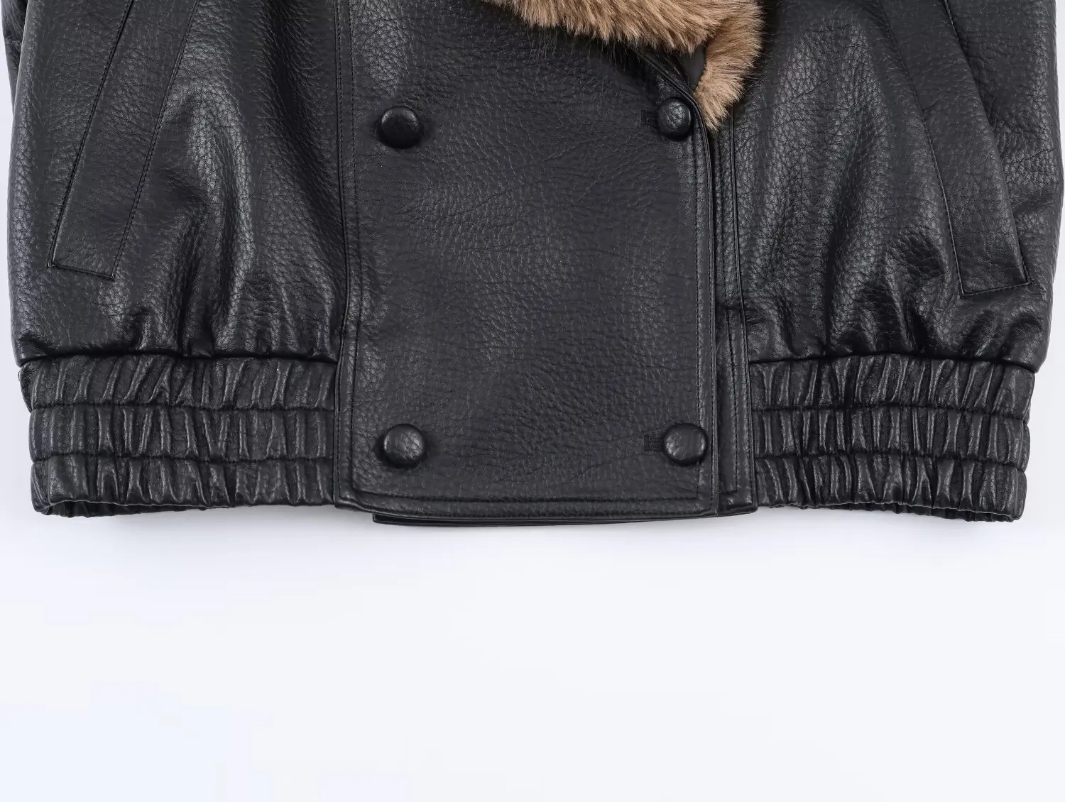 เสื้อแจ็คเก็ตหนังเทียมแฟชั่นใหม่ประจำฤดูหนาวปี 2025 ของ DiYiG WOMAN พร้อมปกขนสัตว์เทียมที่ถอดออกได้ ดีไซน์เก๋ไก๋แบบกระดุมสองแถว