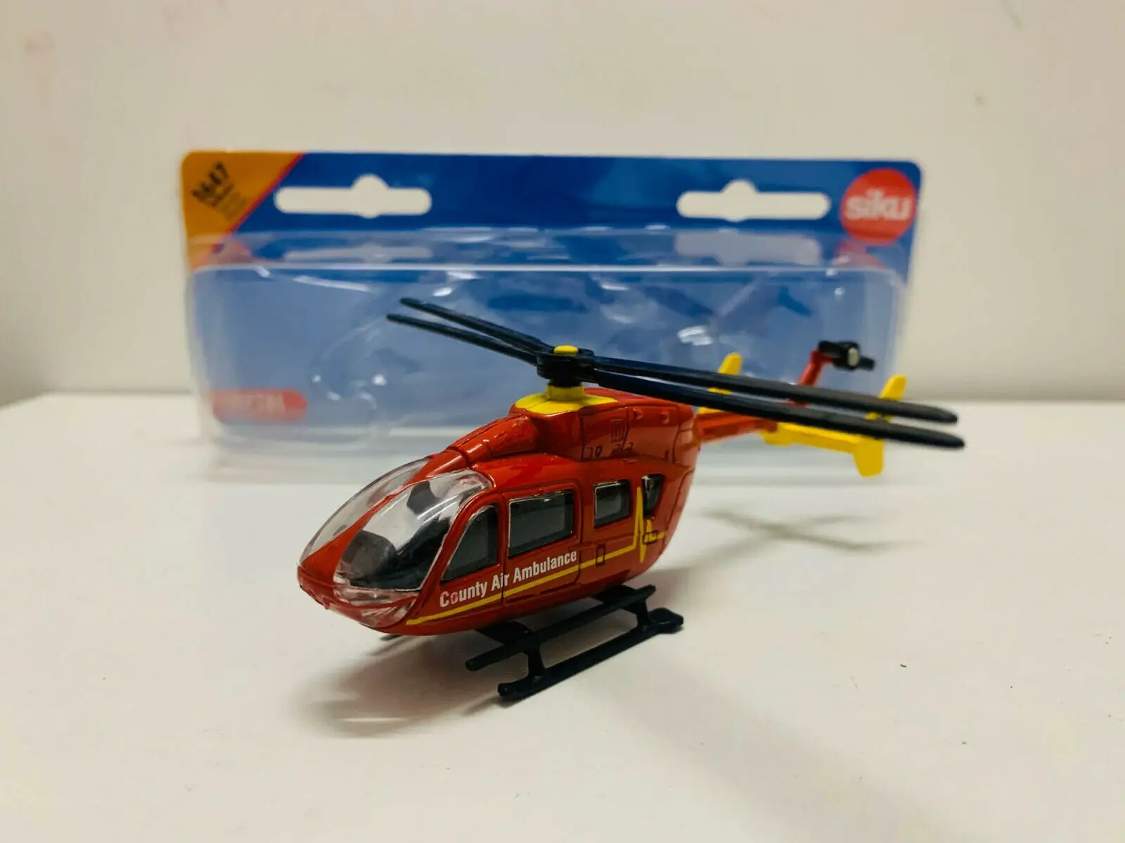 Siku 1647 County Air Ambulance Helicopter 1/87 Scale Metal + Plastic Parts Gift