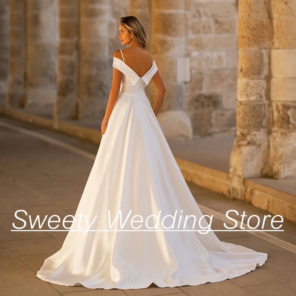 فستان زفاف أنيق من الساتان للنساء ، مكشوف الكتفين ، فتحة رقبة حرف V ، أشرطة رفيعة ، حزام مطرز ، خط ، فستان زفاف عاري الظهر ، صوفي