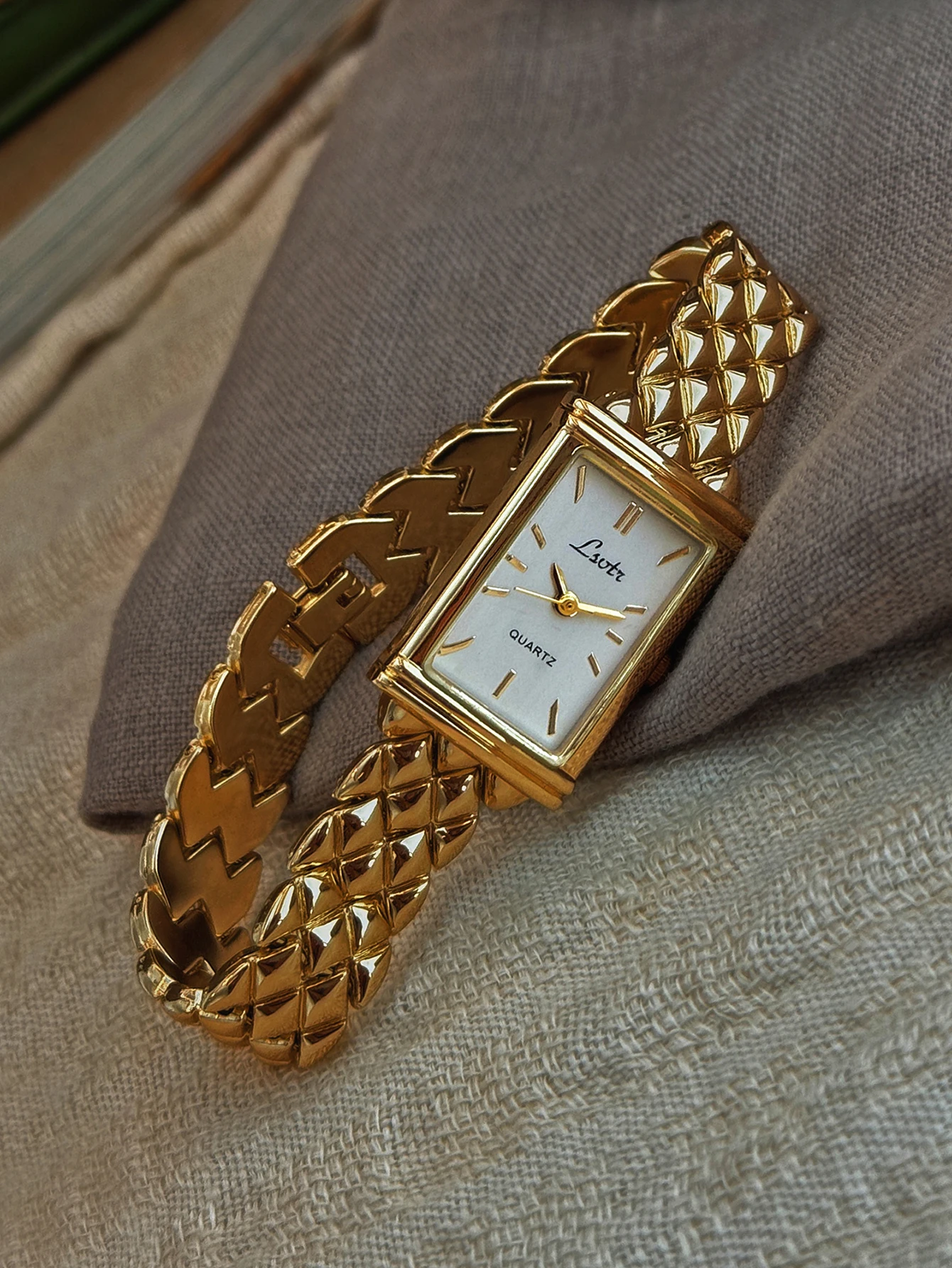 A New Gold Ladies Quartz Watch with a Simple Vertical Scale Is Suitable for Daily Wear and Decorative Birthday and Holiday Gifts