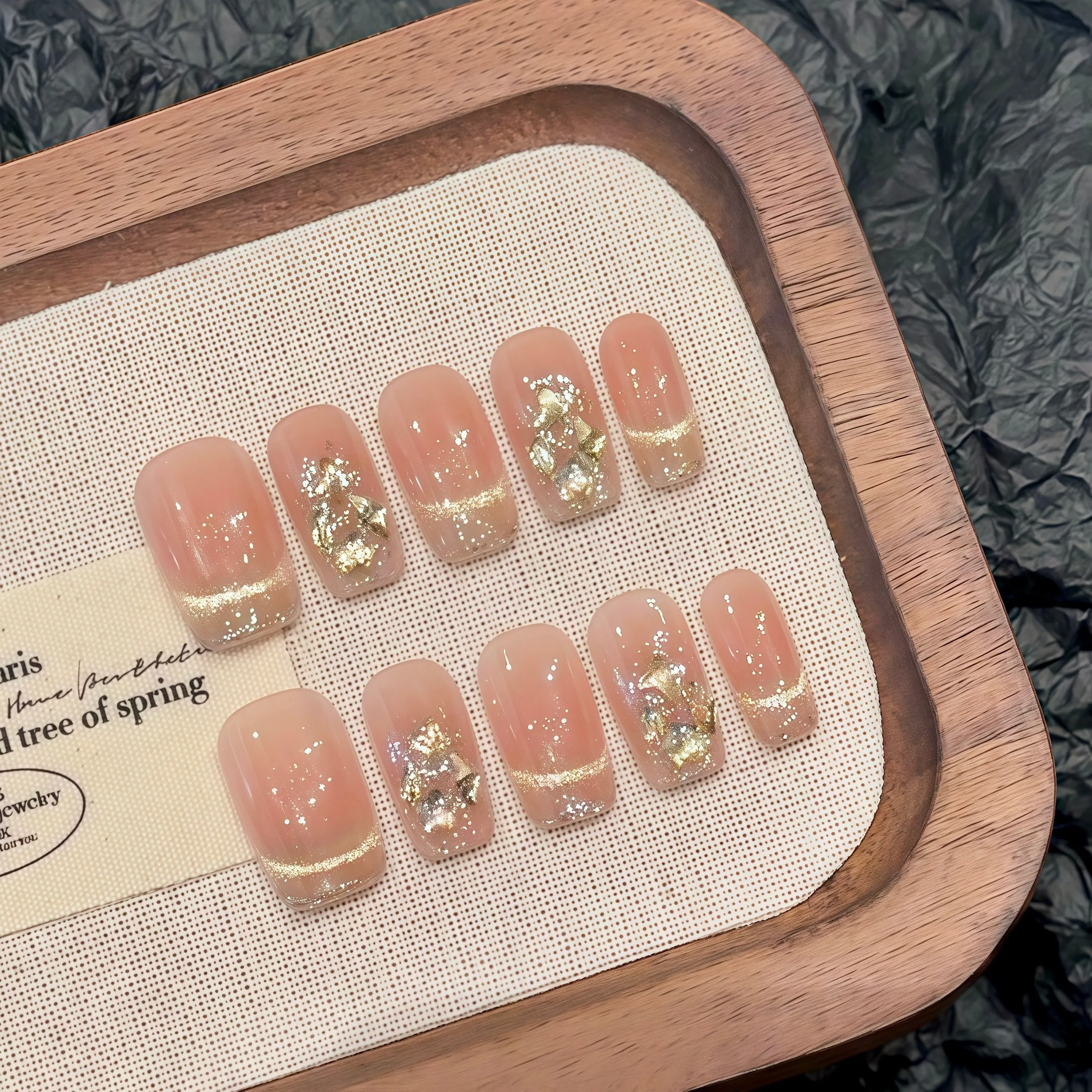 10 Stück reine handgepresste neue mittelgroße quadratische Nagelkunst, schöne künstliche Nägel, glänzendes Champagner-Roségold-Katzenauge, geeignet für Frauen