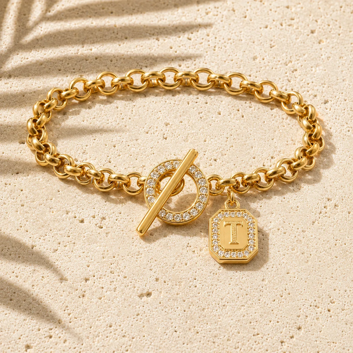 Vergoldete Personalisierte Initialen-Charm-Armbänder für Damen und Herren mit Kubischem Zirkonia und Knebelverschluss - Schmuckgeschenk für den Alltag – Detail 23