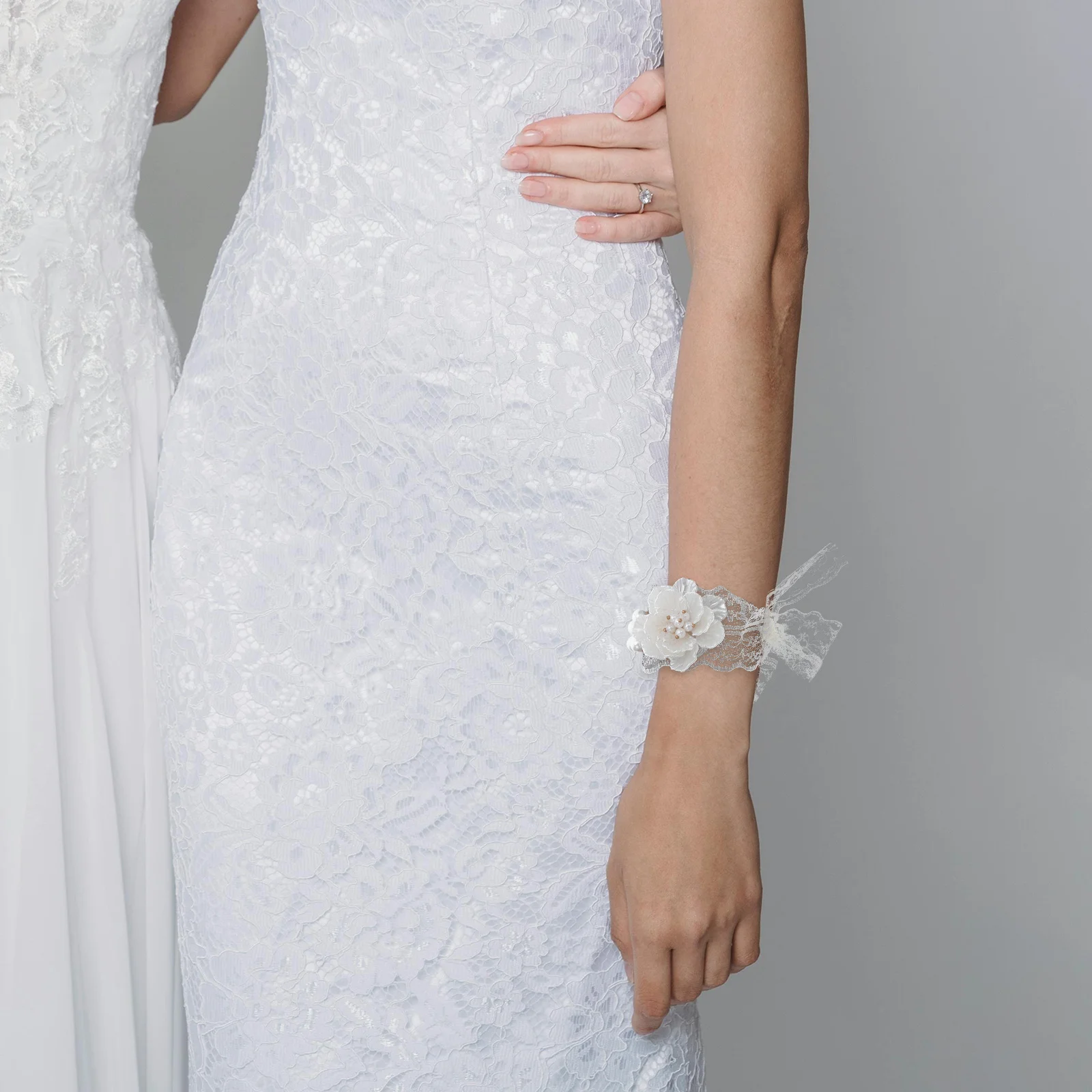 

Bridesmaid Wrist Corsage Elegant White Floral Wristlet Artificial Flower Bracelet for Wedding Party Wrist Corsage