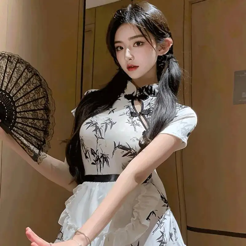 Abito cheongsam sexy con stampa di bambù con inchiostro in stile cinese Bowknot Il grembiule e la gonna della cameriera è rugoso all'estremità affascinante X1NC