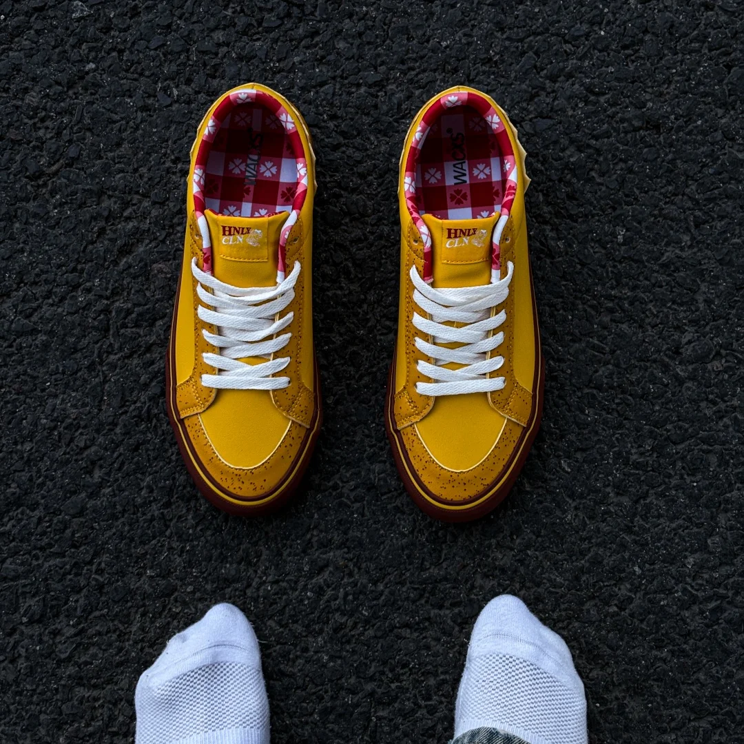 Yellow Lobster Pattern Men Women Low‑Top Skate Sneakers, Street Trend Breathable Wear‑Resistant Daily Casual Board Shoes
