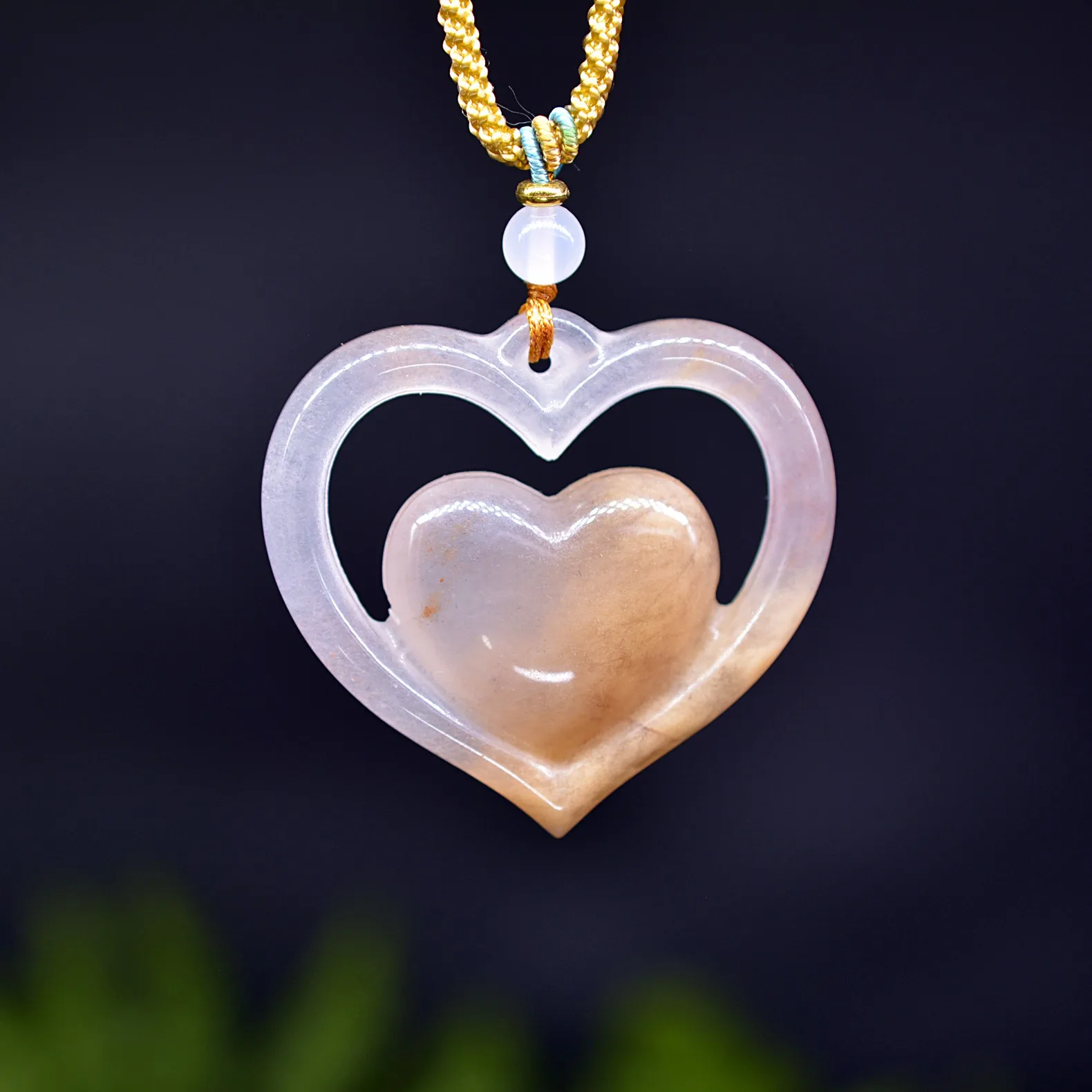 

Красивый нефритовый кулон в форме сердца в форме персика в качестве праздничного подарка для семьи и друзей.