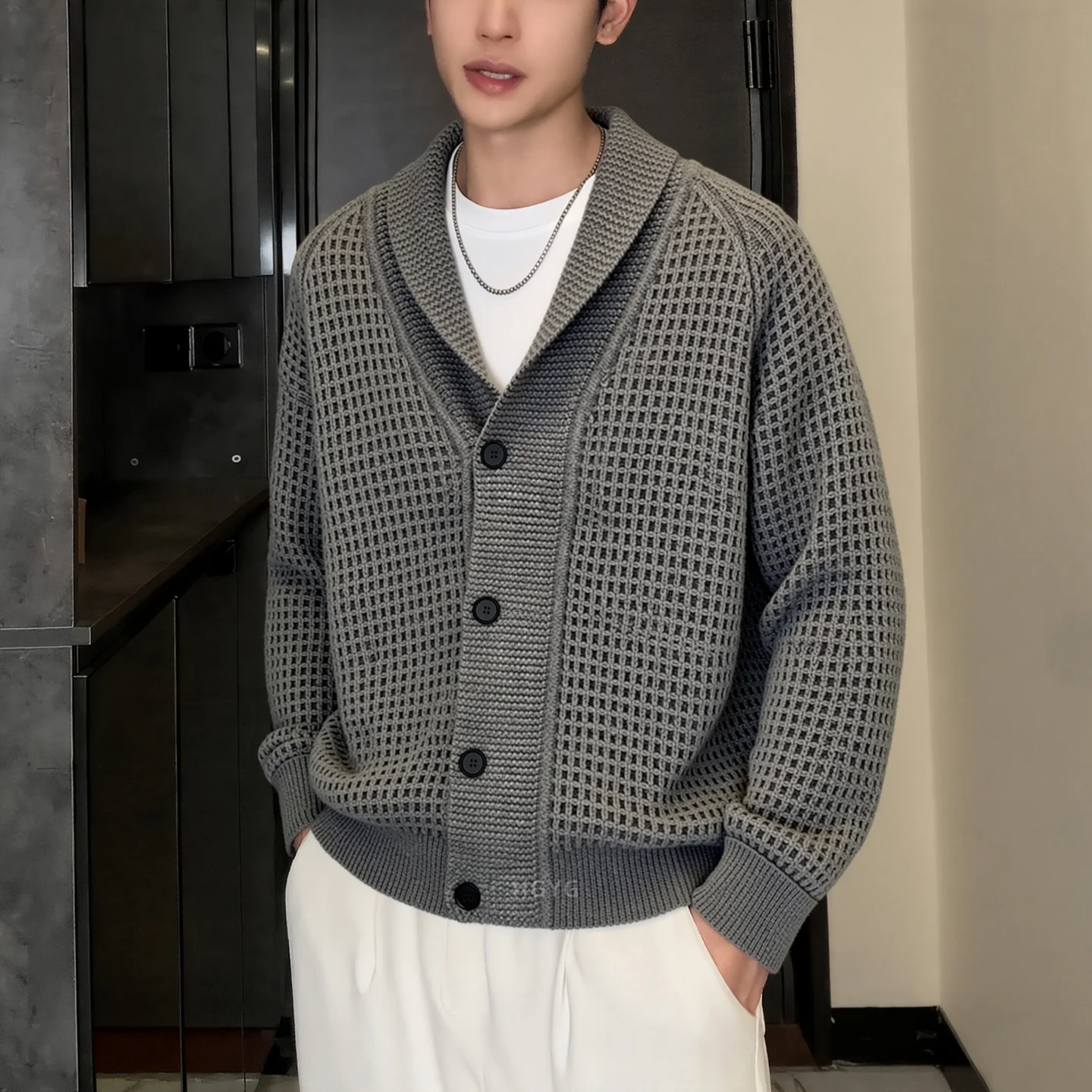 

Новый мужской вязаный кардиган 2025 года: модный дизайн, плотная вязка, V-образный вырез, повседневный стиль, деловой образ, защита от холода