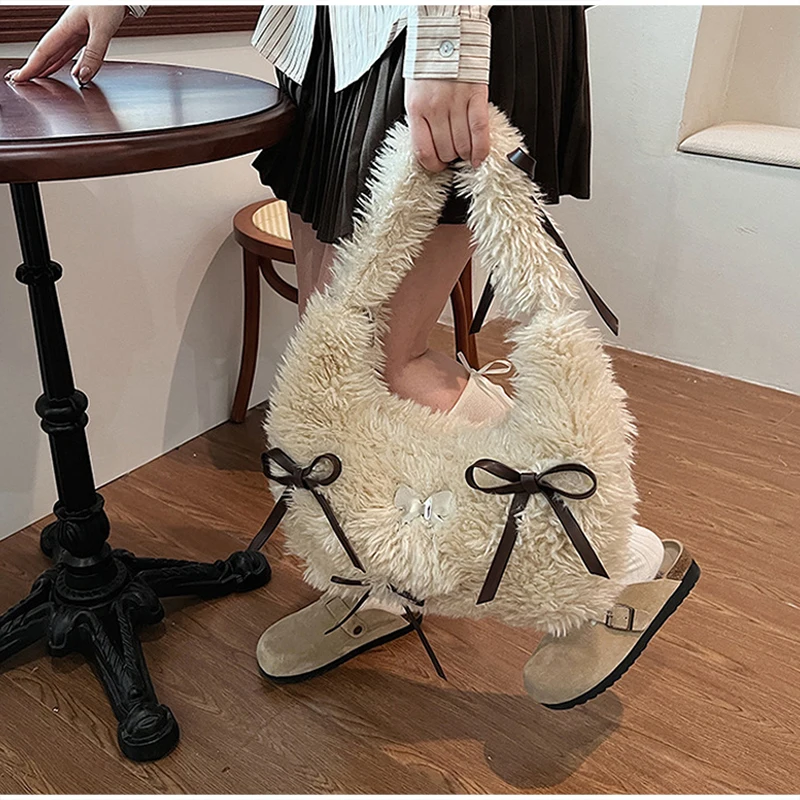 Flauschige Hobo-Schultertasche aus Kunstfell mit Schleife, minimalistische, lässige Handtasche mit Tragegriff für Damen, weiche Plüsch-Pendler-Tragetasche, Herbst/Winter – Detail 6