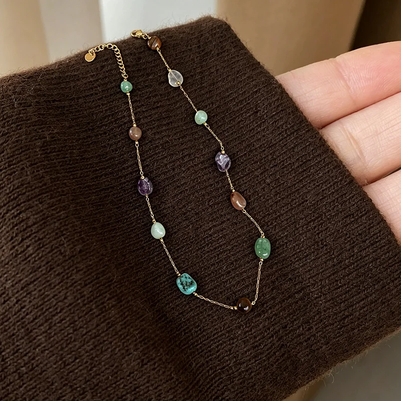 Goldfarbene Edelstahlkette, bunter, unregelmäßiger Naturstein-Anhänger, Halskette für Damen, Schmuck, Schlüsselbeinkette, Accessoire – Detail 3