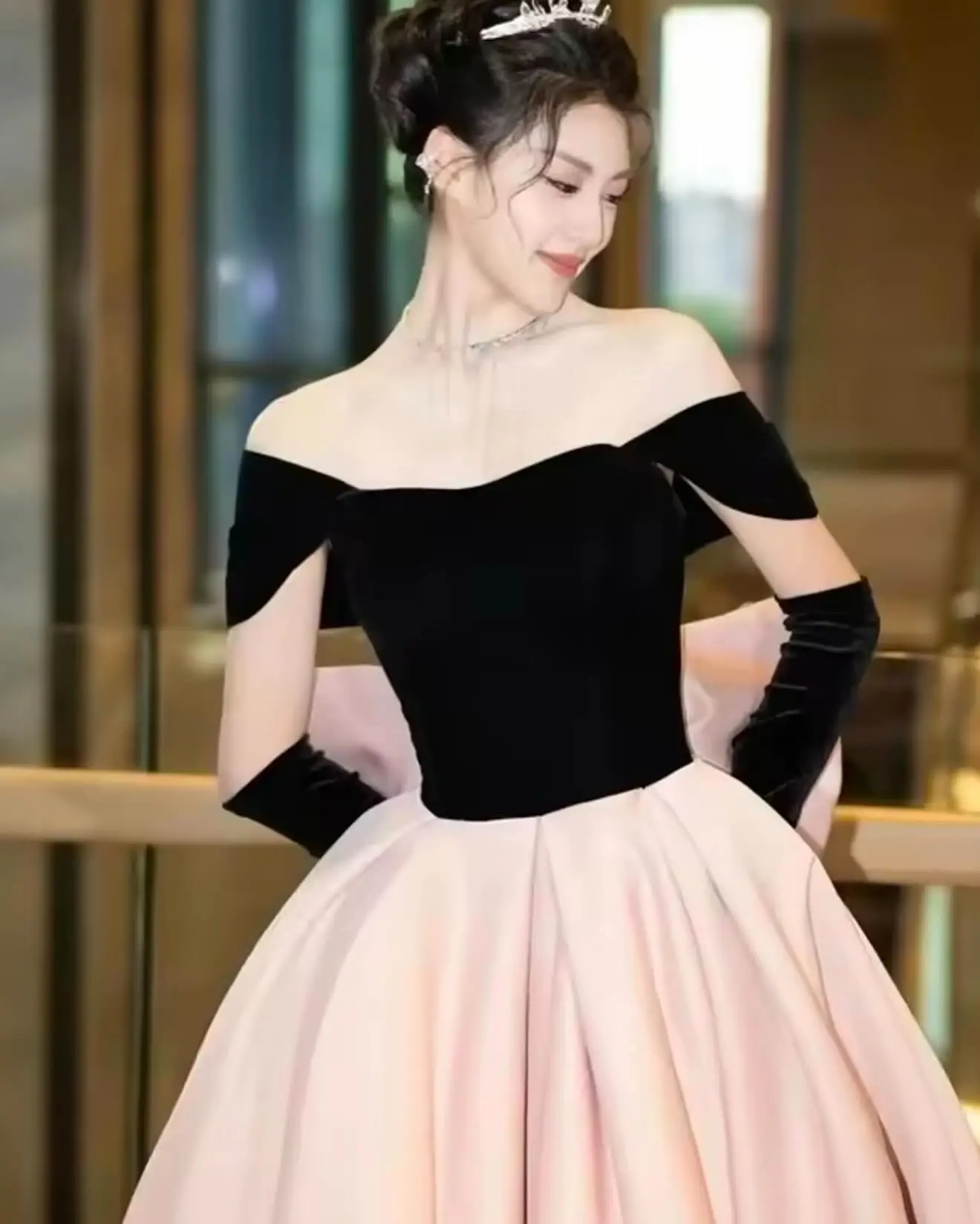 

Customized Elegant Formal Contrast Color Wedding Dress A-Line Off the Shoulder Short Sleeves Bridal Party Bow Panel Train Gowns