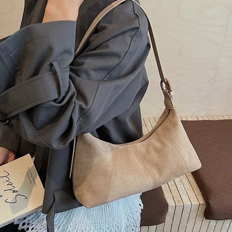 

Женская элегантная стеганая сумка с шевронным дизайнерским ромбовидным узором, которая добавляет глубину и роскошь в дизайнерском стиле.