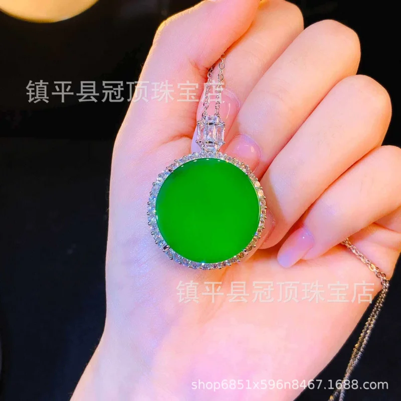

New Style Yang Peace and Serenity Women with Inlaid Imperial Green Chalcedony Round Pendant Necklace