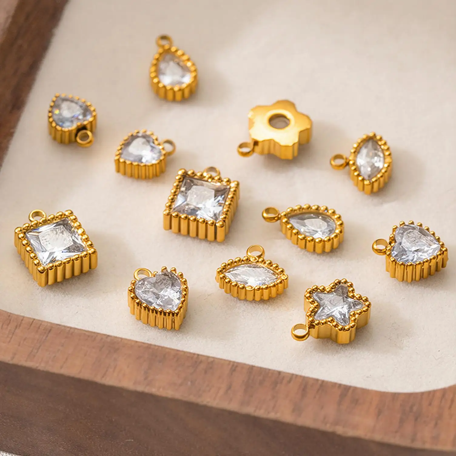 5 Stück Edelstahl-Anhänger mit winzigen, kristallklaren Zirkonia-Steinen in Herz-, Quadrat- und Tropfenform für Armbänder, Halsketten und Schmuckherstellung. – Detail 3