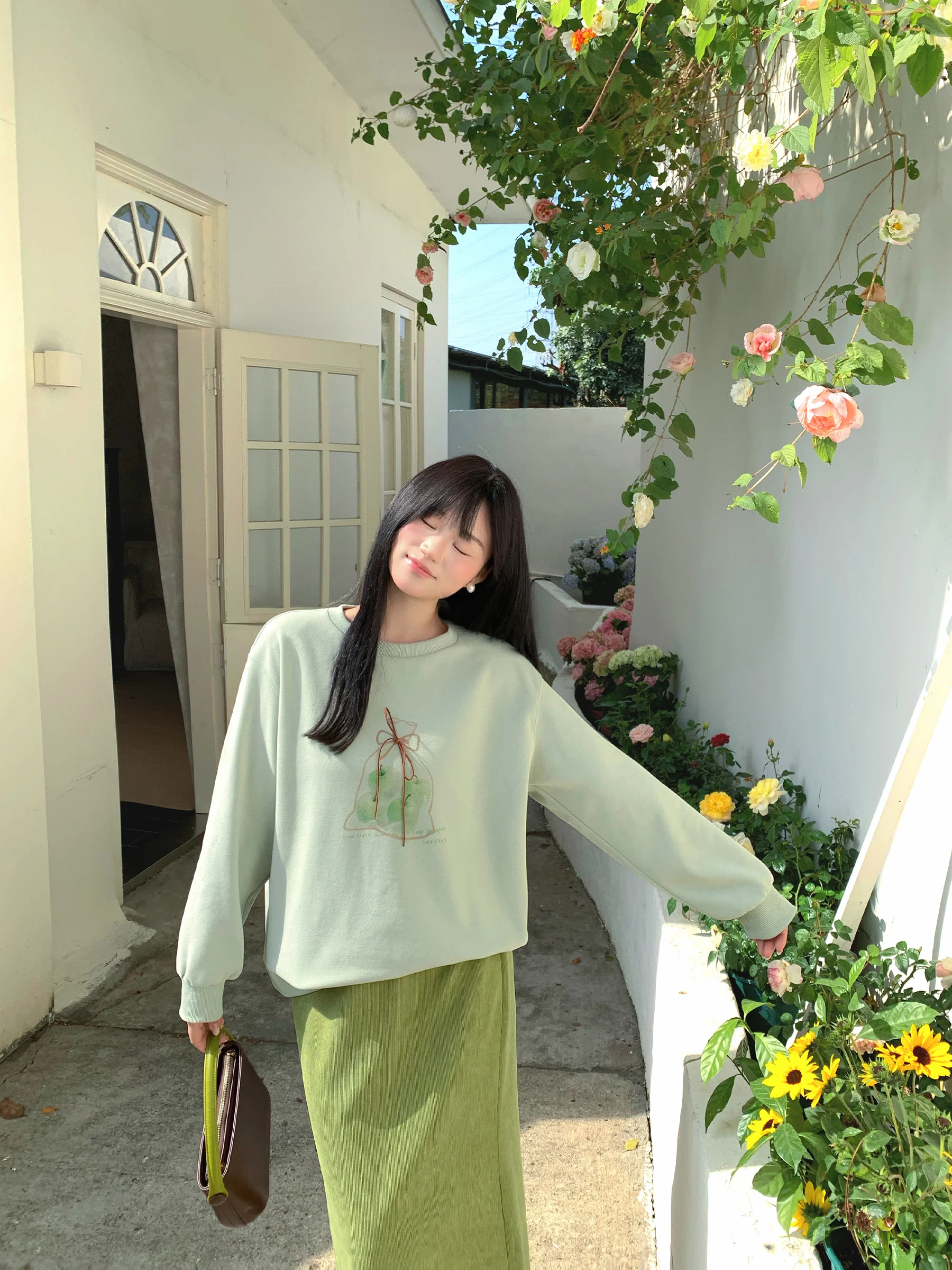 

Весенний модный комплект из двух предметов: свитшот с круглым вырезом и юбка. Женский теплый костюм с длинными рукавами для повседневной носки.