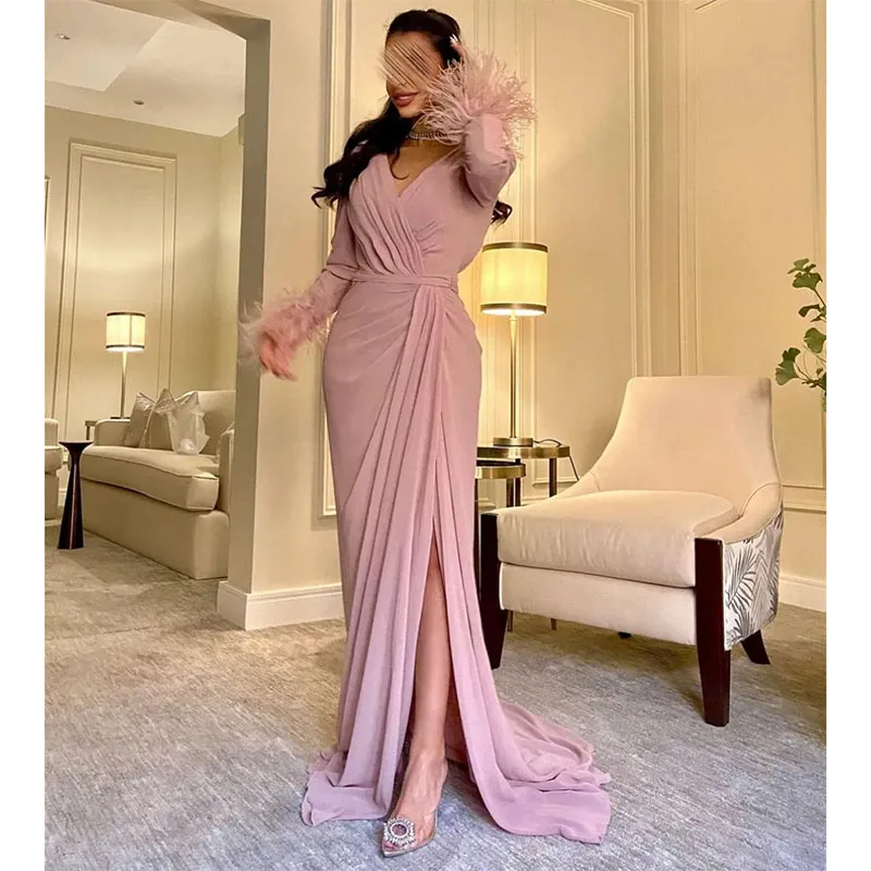 Elegante lange rosa Abendkleider mit V-Ausschnitt und Federn Plissee Schlitz bodenlangen Abschluss ball Gast kleid für Frauen neu