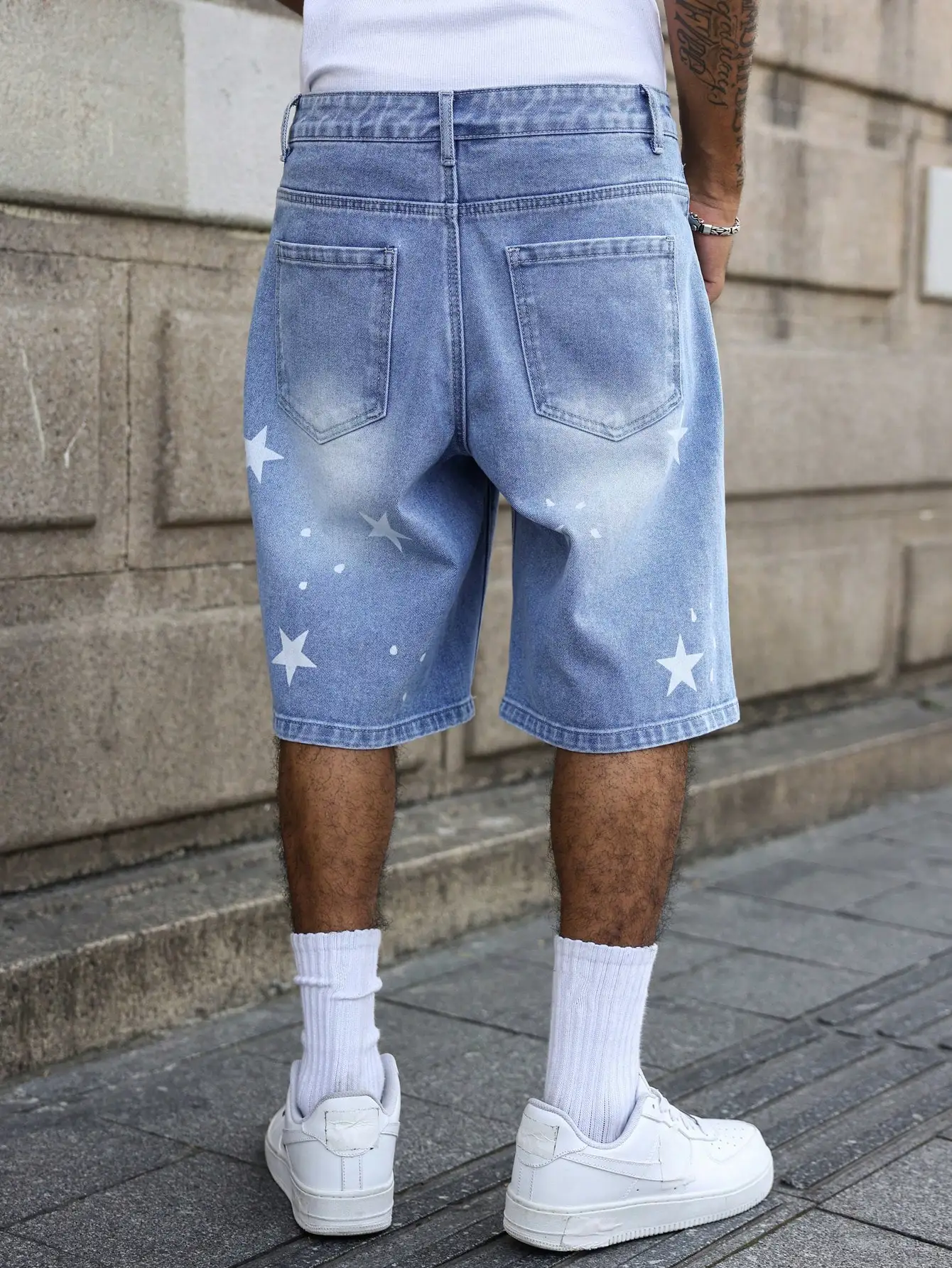 I pantaloncini da uomo in denim blu per la primavera e l'estate, con stelle stampate sulle gambe, sono eleganti e semplici da abbinare.