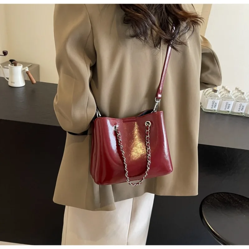 

Women Fashion New Chain Shoulder Crossbody Bags Large Capacity Commuting Handbags Luxury Leather Designer Bag Versatile Bolsas