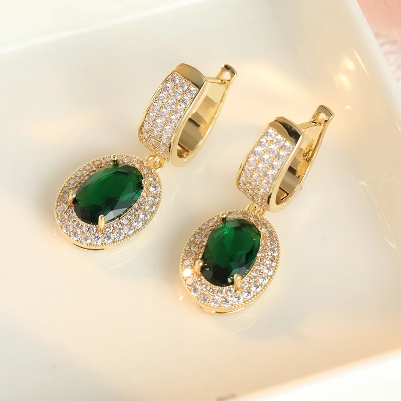 Luxuriöse Eingelegte Weiß-Grüne CZ Hängeohrringe für Damen Elegante Goldfarbene Geometrische Alltags- und Partyschmuck Jubiläumsgeschenk – Detail 5