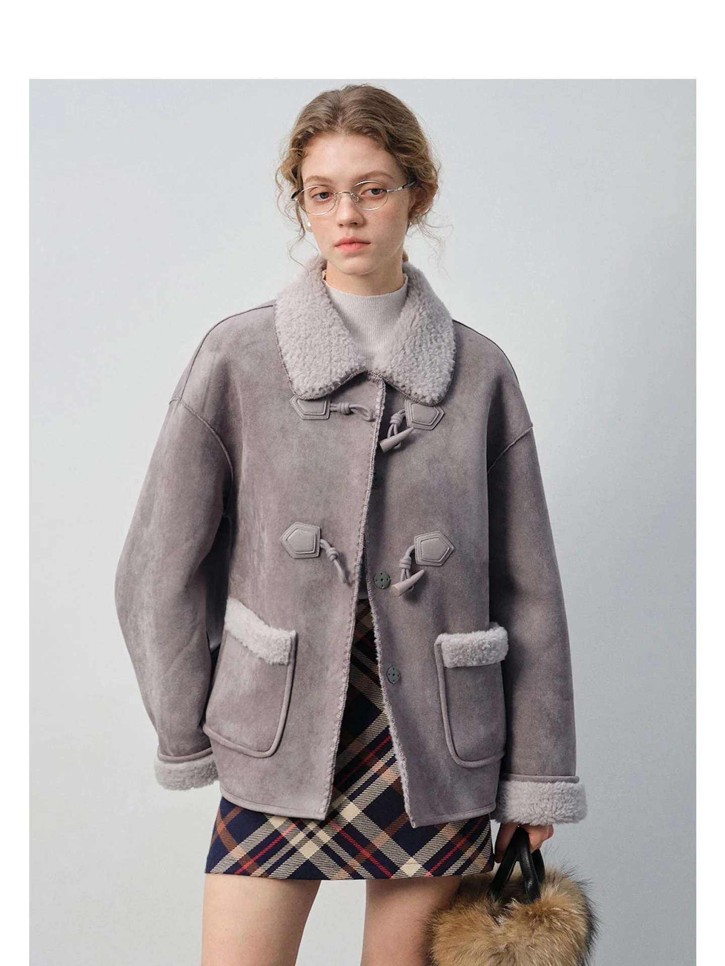 เสื้อโค้ทขนสัตว์เทียมสำหรับผู้หญิง ยี่ห้อ VEGA CHANG บุผ้ากำมะหยี่สีทราย ขนสัตว์เทียมเป็นมิตรกับสิ่งแวดล้อม เหมาะสำหรับใส่เดินทาง แขนยาว ปกพับได้