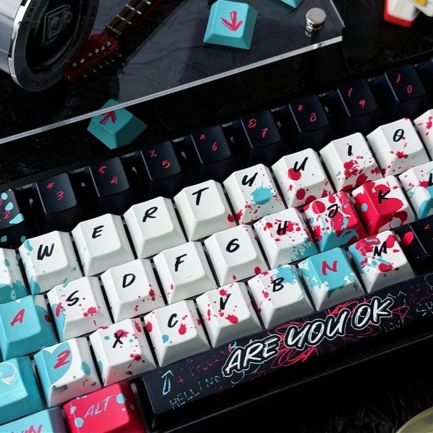 

Cherry Red Blue Graffiti Keychain Kit PBT 130 Key Personalized Adaptation Gaming Mechanical Keyboard 60/64/84/98/108