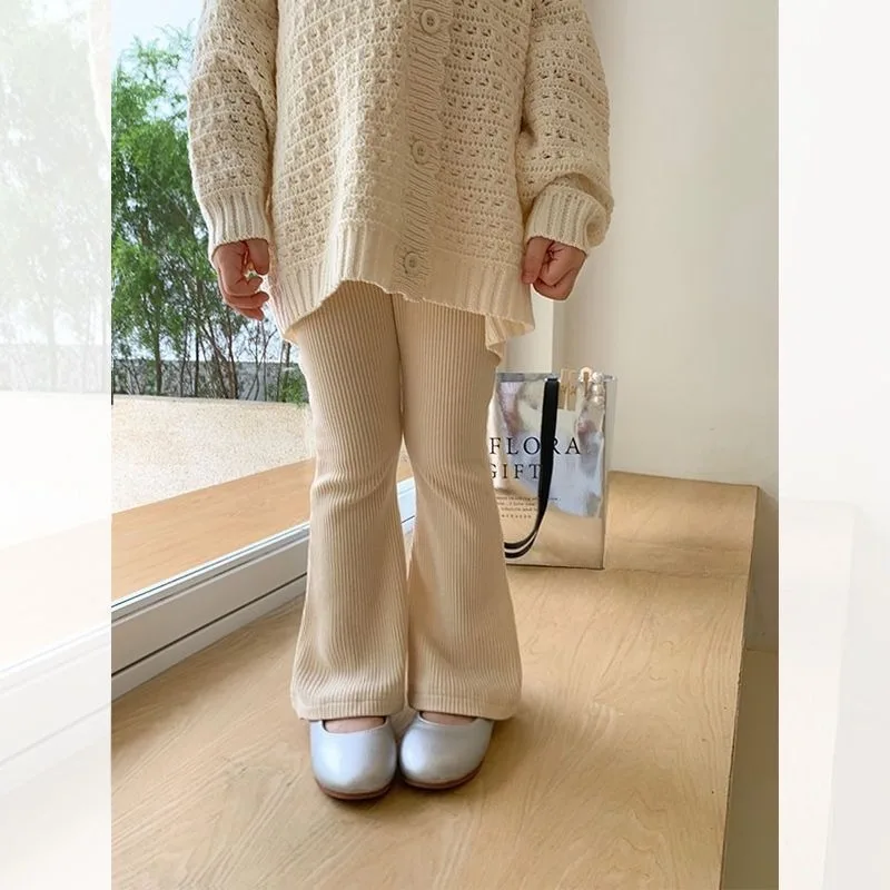 Летние детские расклешенные брюки 2025: эластичные леггинсы в рубчик из ледяного шелка для девочек — модные, дышащие, стильные для верхней одежды!