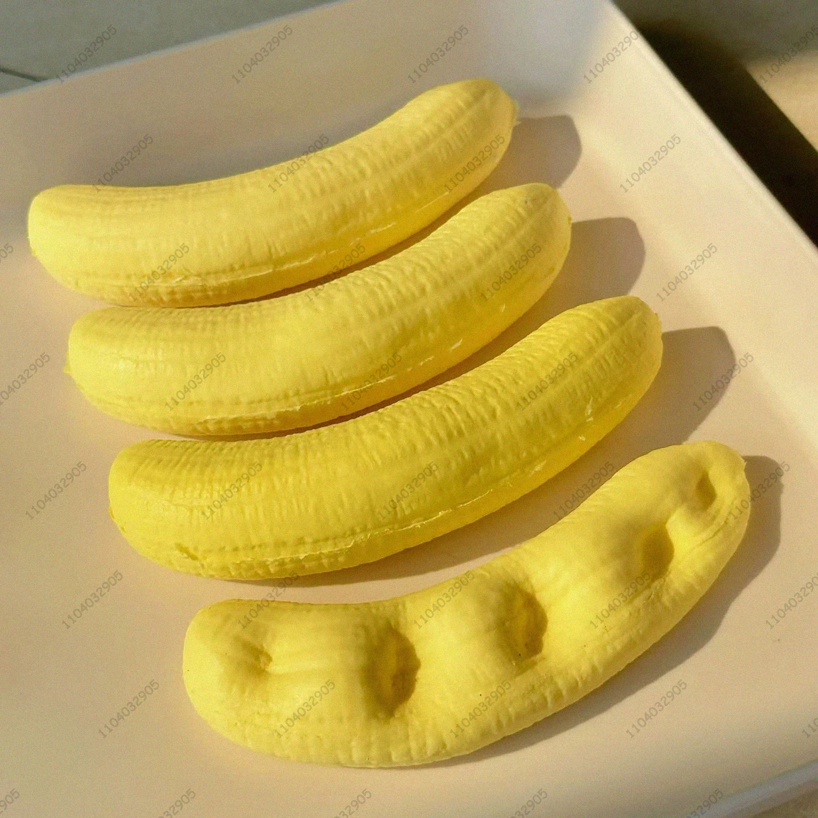 Giocattolo Squishy di banana sbucciata Lento aumento Realistico Polpa di banana Agitarsi Giocattolo Sensiale Schiuma antistress per adulti Bambini Divertimento Decorazioni da scrivania
