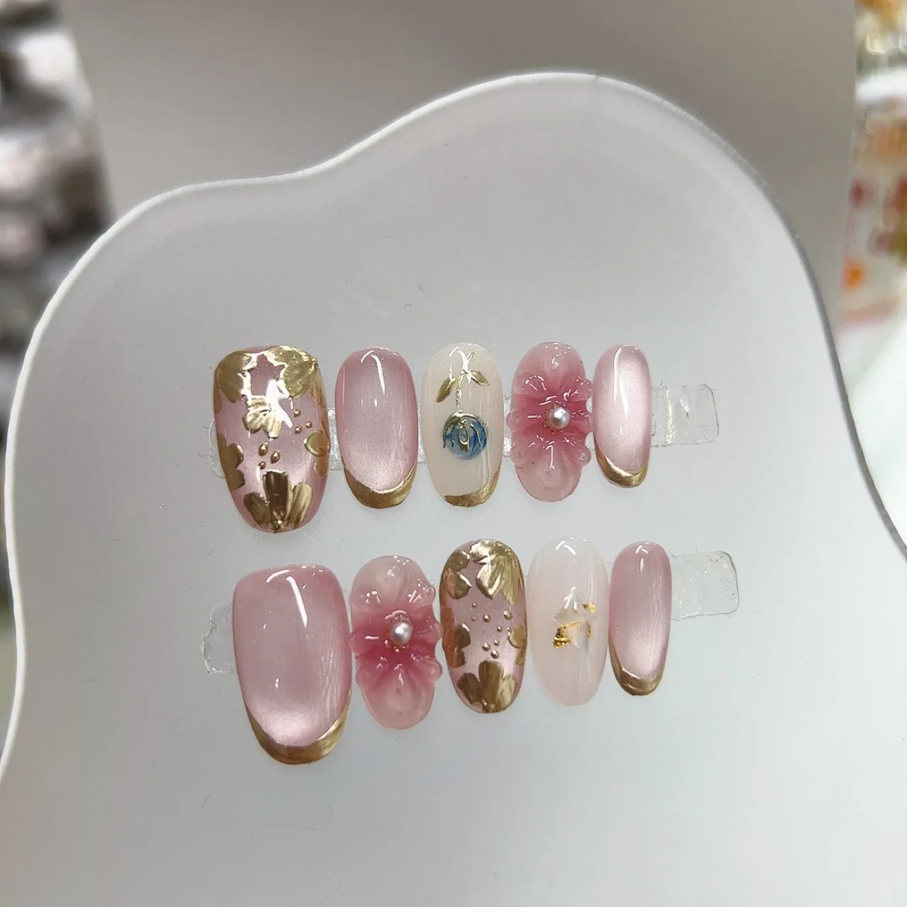 

10PCS Glossy 3D Carved Flowers Handmade Short Oval False Nail Pink Cat Eye with Golden Pattern Wearable Press on Nails Art Tools