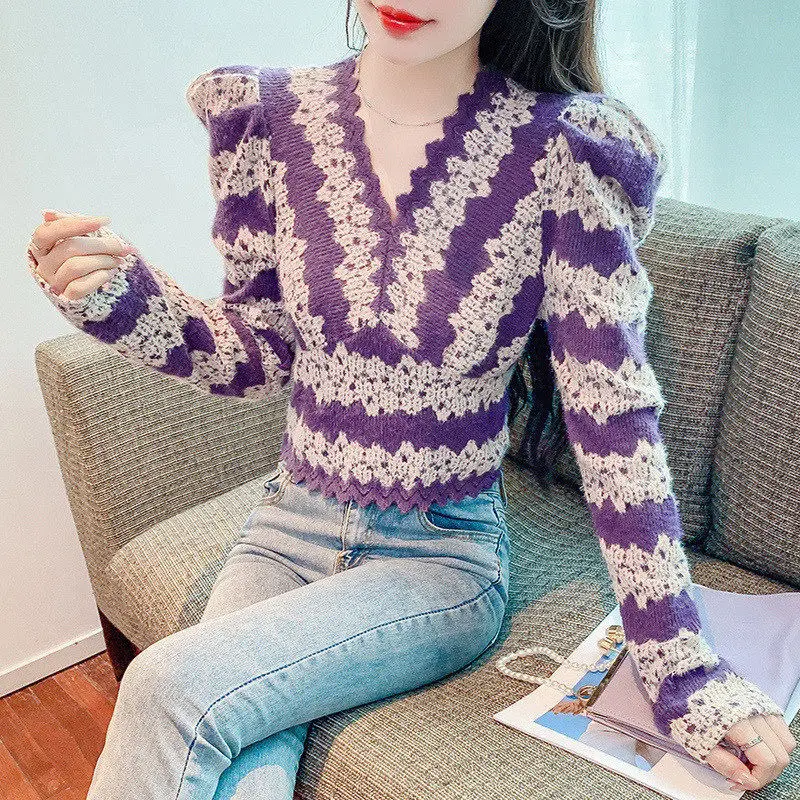 Lace Long Sleeved Top for Women in 2024 Chinese New Year V-neck Fashionable and Stylish with Bubble Sleeves as the Base Layer