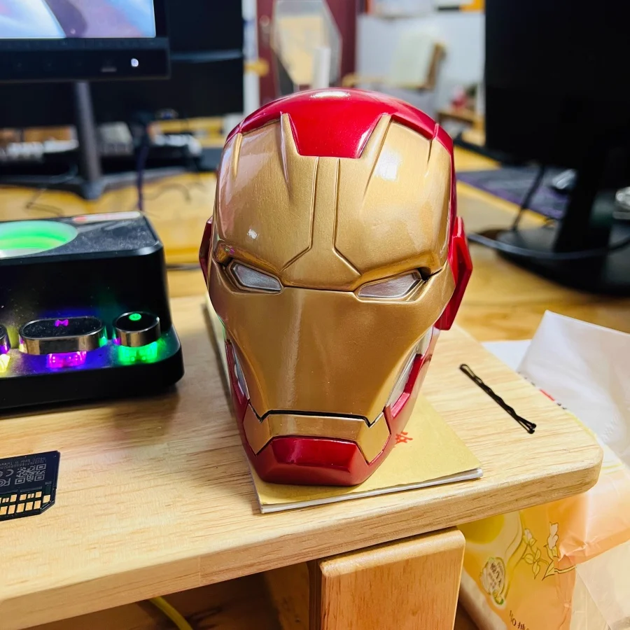 The Avengers Iron Man Figure Ashtray With Lid Personality Trend Anti-Fly Ash Living Room Ornaments Household Use Boys Cool Gift