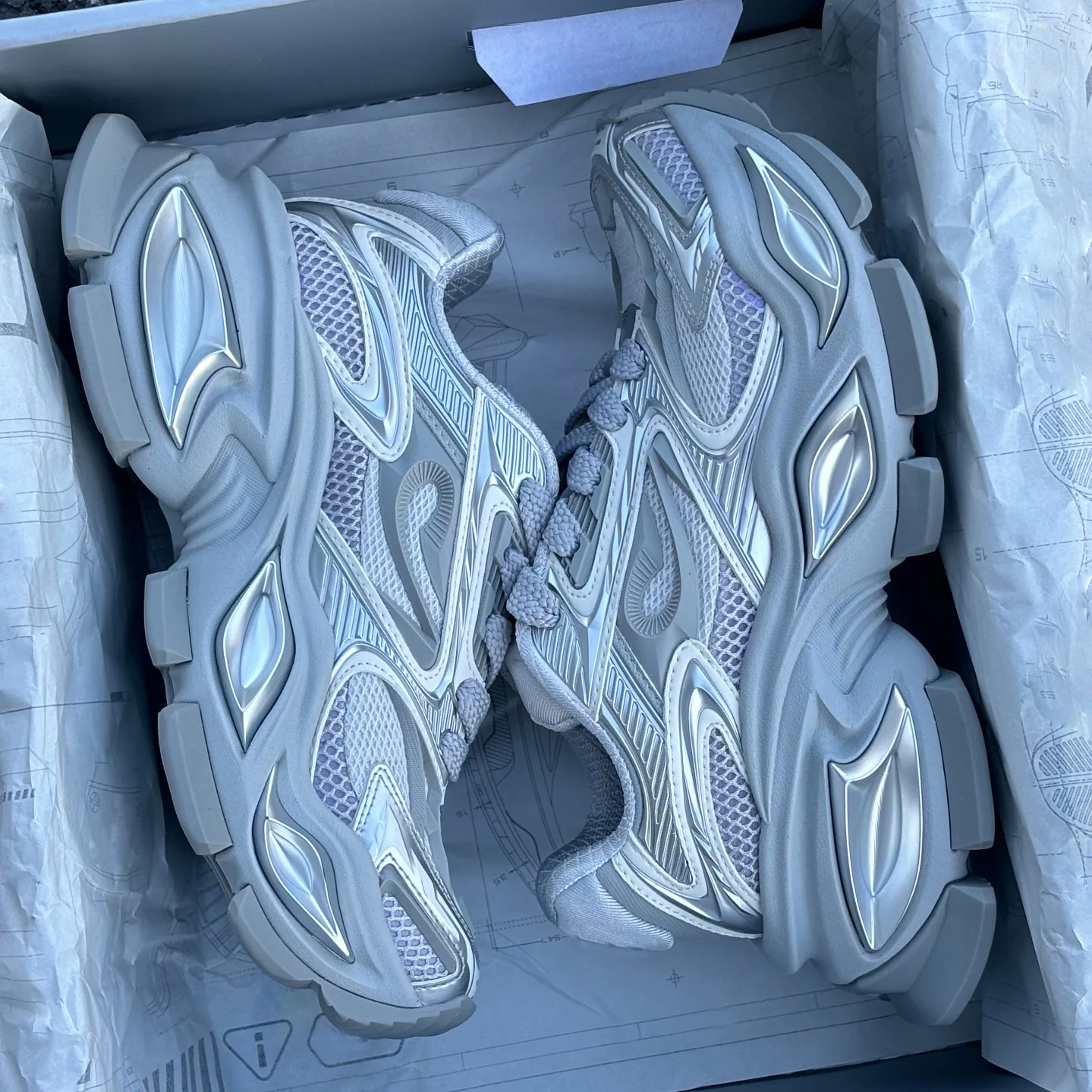 chaussures-de-sport-retro-a-plateforme-pour-hommes-et-femmes-modele-2026-style-'dad-shoes'-œil-de-chat-avec-differentes-empreintes-de-pied-rehaussantes