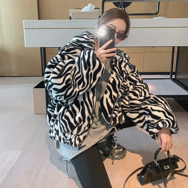 

Пальто из искусственного меха, длинные женские пальто, женские полые свободные осенние пальто для пожилых людей, каваи, лохматая овчина с поясом, градиентные накидки с заклепками, шерсть, теплая