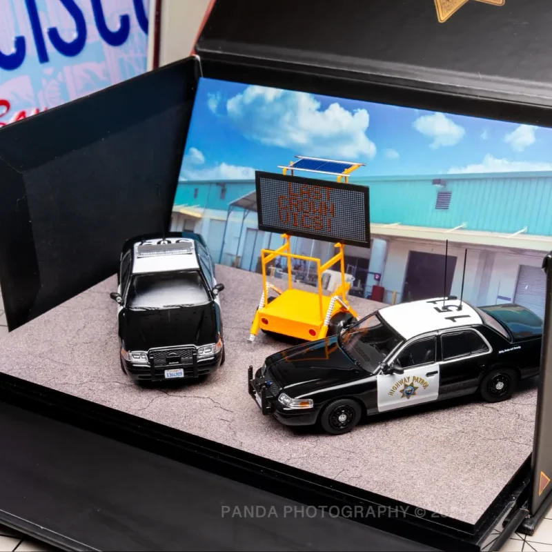 Rollin 1:64 Chp patrouille des routes de californie Victoria couronne Double voiture Pack voiture de Police jouet alliage matériel APA 2025 modèle d'exposition