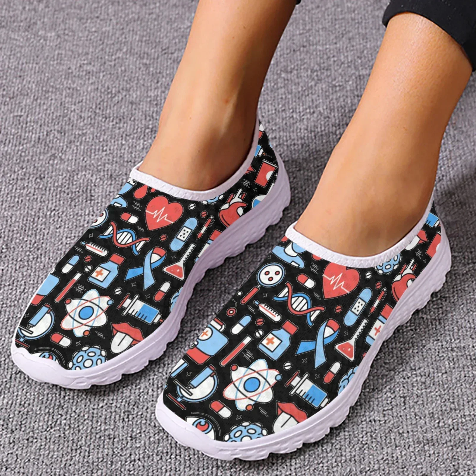 

Женские медицинские туфли без шнуровки, летние удобные дышащие кроссовки из сетки, повседневные лоферы, обувь для медсестер, Zapatos