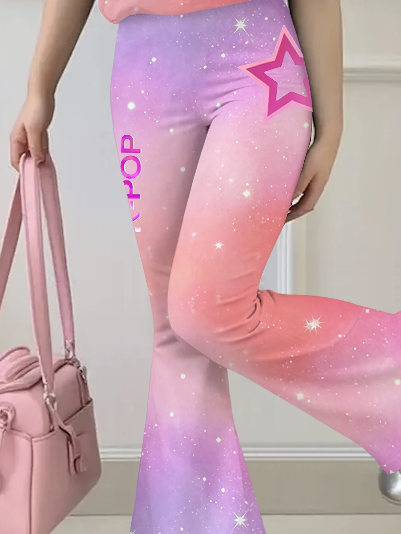 Weiches zweiteiliges Mode-Set für Kinder und Mädchen, Rundhalsausschnitt, Farbverlauf, Stern-K-Pop-Mädchen-Print, kurzärmliges Oberteil und elastische Taille, glitzernde Flare-Hose – Detail 3