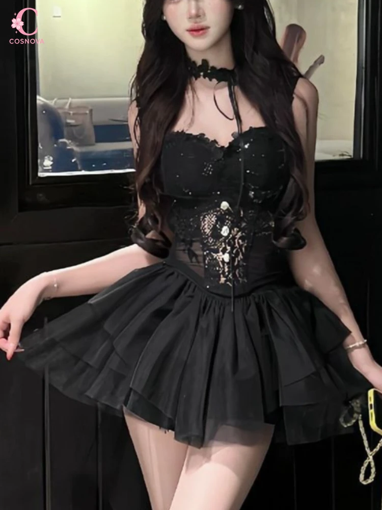 

Сексуальный комплект из двух предметов: кружевной топ без бретелек с пэчворком и мини-юбка с высокой талией и пышными оборками. Стильный ретро-наряд для вечеринок и клубов.