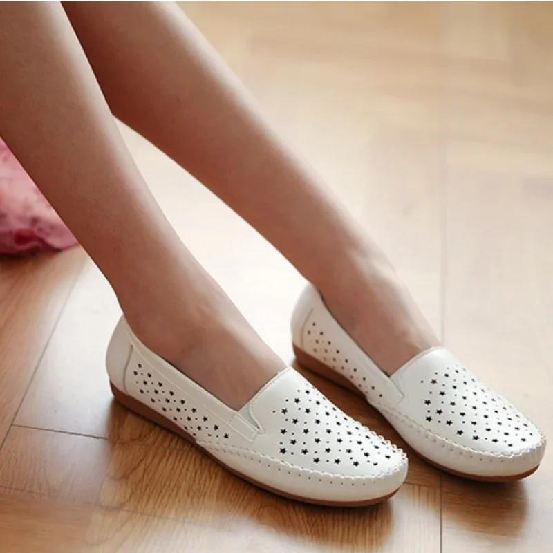 أحذية بيضاء عصرية ومريحة ذات قاع مسطح ومضادة للانزلاق أحذية عمل صيفية جديدة أنيقة وناعمة للتمريض للنساء #4