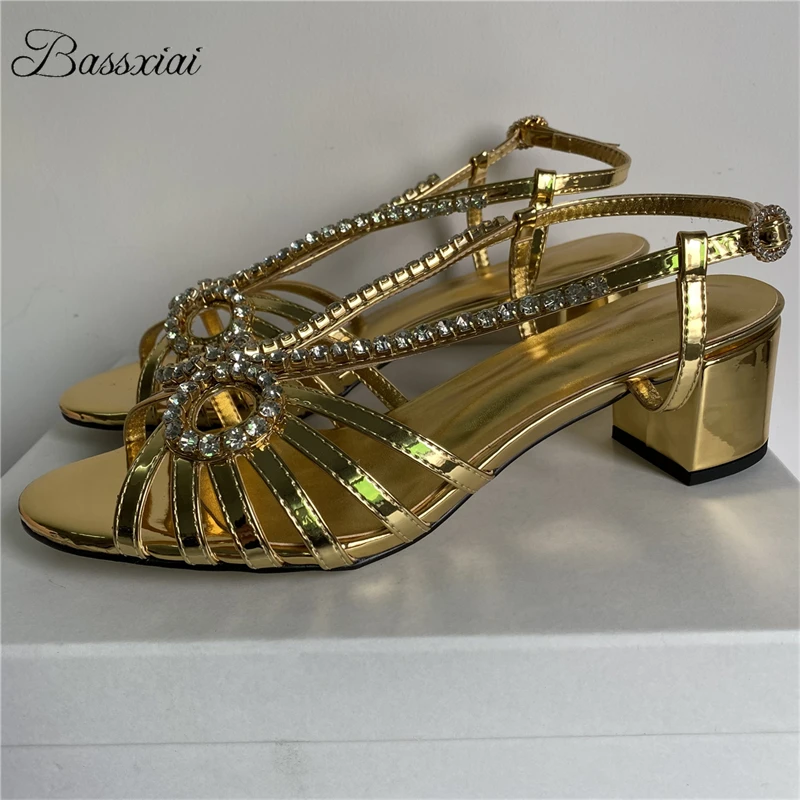 

Женские сандалии с узкими ремешками и стразами, роскошные летние туфли из лакированной кожи на среднем каблуке с ремешком сзади и кристаллами
