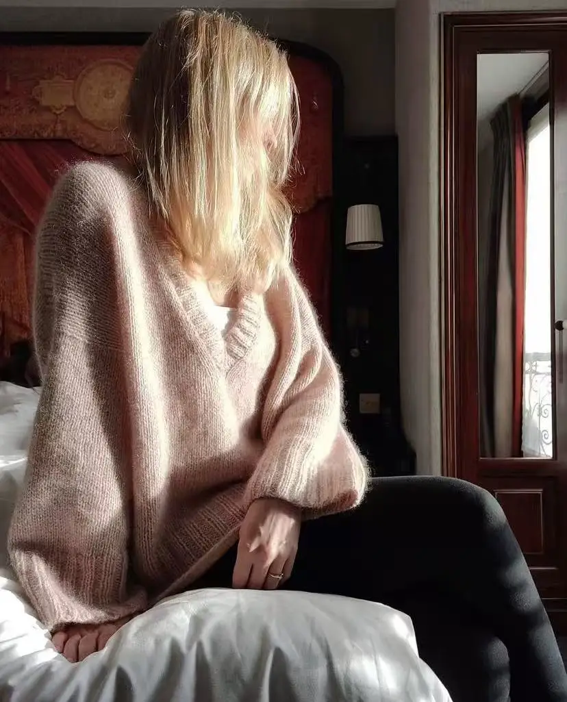 

Exquisite hand woven solid color V-neck sweater, fashionable craftsmanship, long sleeved casual wool and mohair sweater, new sty