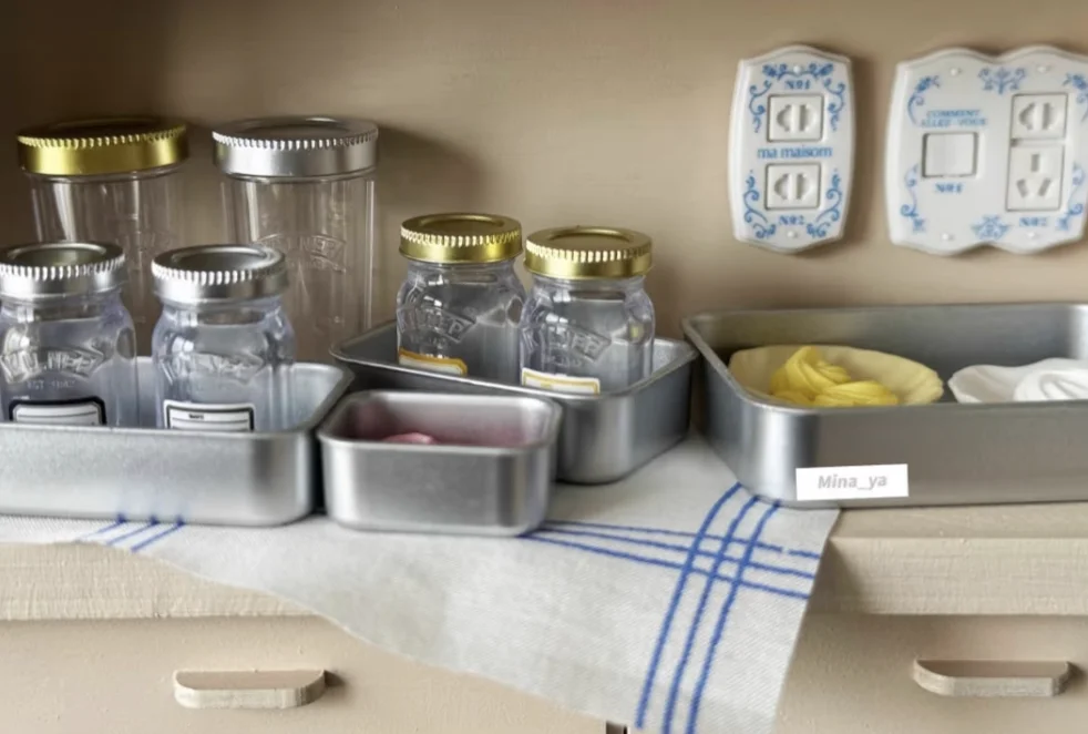 Miniature Dollhouse Accessories Set - Shell Plates, Chip Clips, Cream Jars, Retro Switches, Hooks & Café Scene Dollhouse Props