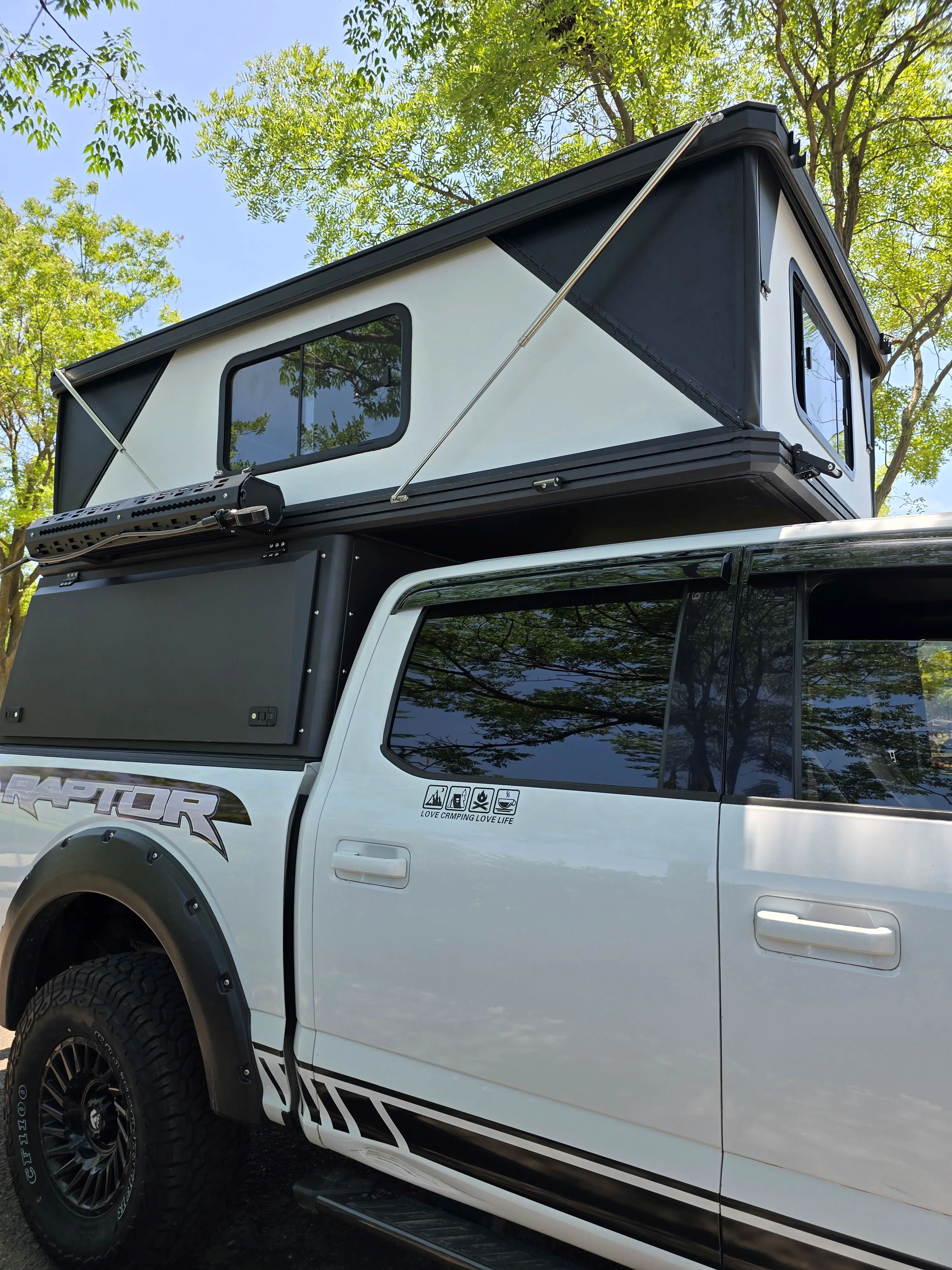 Lightweight Outdoor Camping Hard Shell Roof Top Tent Modern Aluminum Pop-Up Campers With Straight Bracing Style For Truck Camper