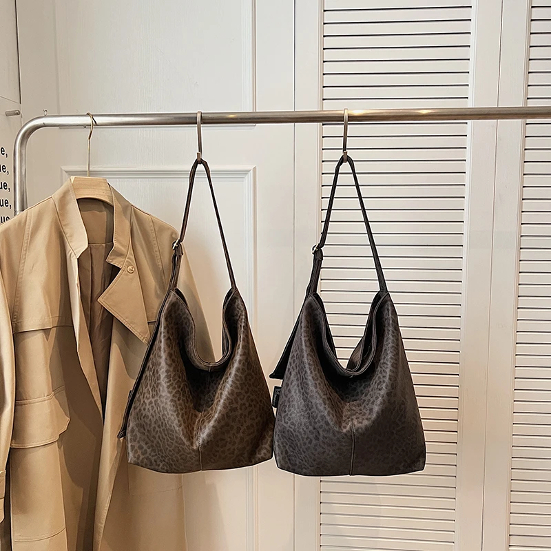 

Осенние универсальные женские сумки в стиле ретро, распродажа, 1925, брендовые темпераментные женские сумки из искусственной кожи, леопардовые сумки на плечо большой вместительности