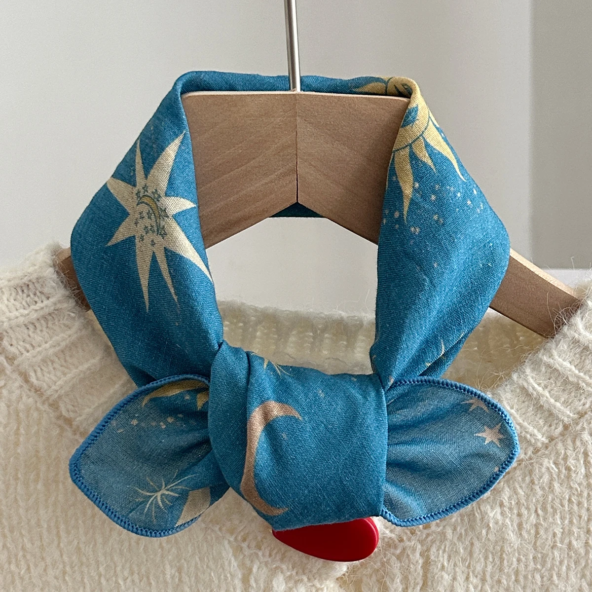 قطعة واحدة من وشاح مربع مطبوع عليه نجمة وقمر على الطراز البوهيمي مع نسيج مرن قابل للتنفس وخفيف الوزن، مناسب لملابس الشاطئ والترفيه، إكسسوارات عصرية متعددة الوظائف، وشاح ملون ملطخ